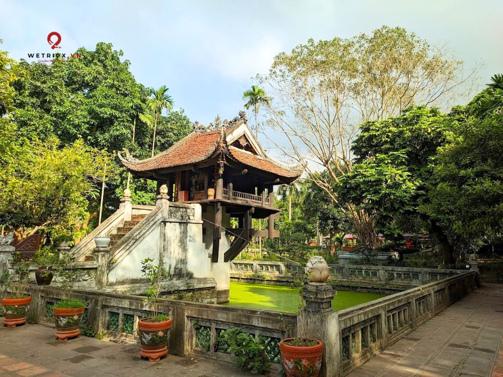 One Pillar Pagoda – a symbol of purity and spiritual harmony.