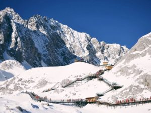 Núi Tuyết Ngọc Long – kỳ quan hùng vĩ với đỉnh núi phủ trắng, biểu tượng thiên nhiên tuyệt đẹp của Vân Nam.