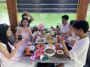Thưởng thức bữa trưa hải sản trên du thuyền