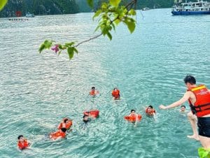 tắm biển trên vịnh lan hạ