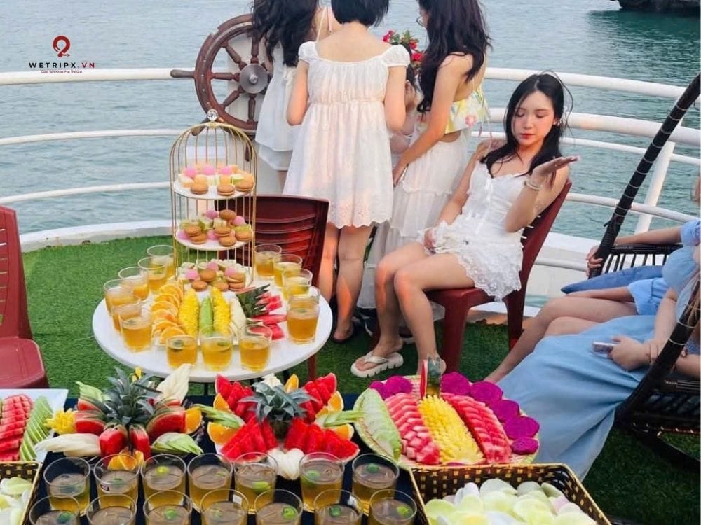 Thưởng thức tiệc trà chiều, chụp ảnh check in dưới ánh hoàng hôn